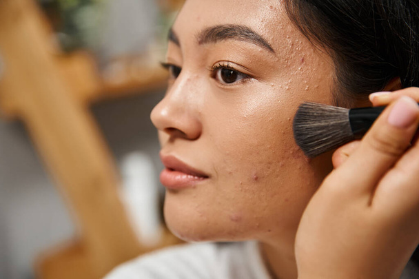 gros plan de jeune femme asiatique avec la peau sujette à l'acné appliquant de la poudre pour le visage, problèmes de peau et maquillage - Photo, image