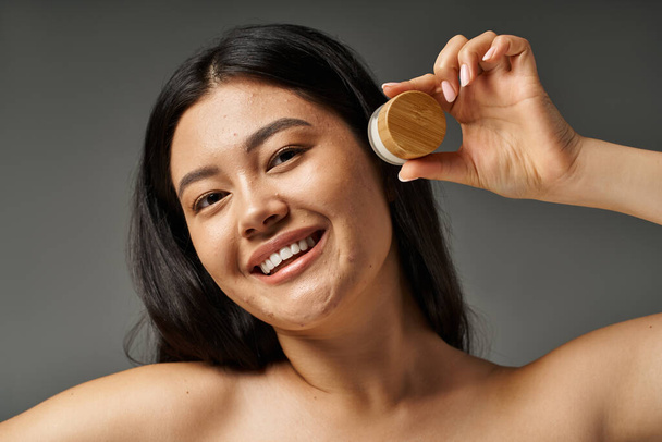 молодая азиатка с брюнетками и прыщавой кожей, смотрящая на зеркало в ванной комнате, баннер - Фото, изображение