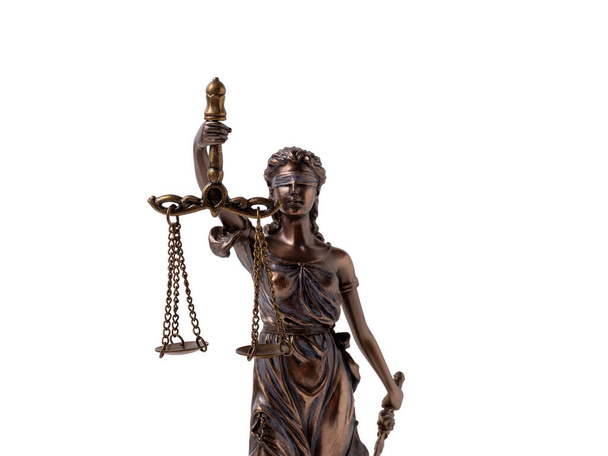 Statua in bronzo di Lady Justice su sfondo bianco. Statua della Giustizia da vicino - Foto, immagini