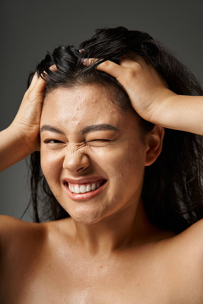jovem asiático mulher com morena cabelo e acne propenso pele olhando espelho no banheiro, banner - Foto, Imagem