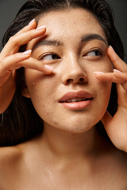 jovem asiático mulher com morena cabelo e acne propenso pele olhando espelho no banheiro, banner - Foto, Imagem