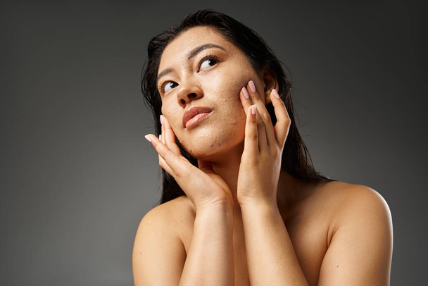 jeune femme asiatique avec des cheveux bruns et l'acné peau sujette à regarder miroir dans la salle de bain, bannière - Photo, image
