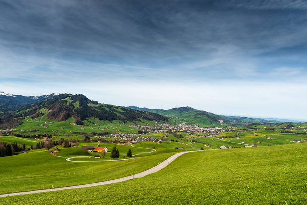 Οι λόφοι κύλισης της περιοχής Appenzell με αγροικίες και πράσινα λιβάδια, με θέα στο χωριό Appenzell, Καντόνιο Appenzell Innerrhoden, Ελβετία - Φωτογραφία, εικόνα