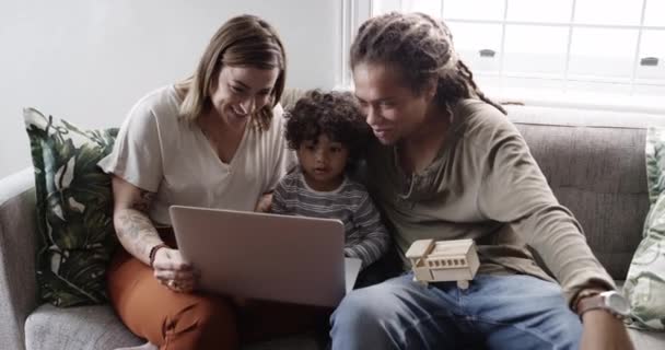 Відеодзвінок, ноутбук або щаслива сім'я вдома з привітанням хвилі для віртуального спілкування в Інтернеті. Посмішка, міжрасовий або збуджений мама з дитиною, татом або дитиною, щоб розслабитися для розмови, розмови або балачки. - Кадри, відео