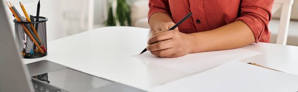 обрезанный баннер диетолога делает заметки во время онлайн-консультации на ноутбуке на столе - Фото, изображение