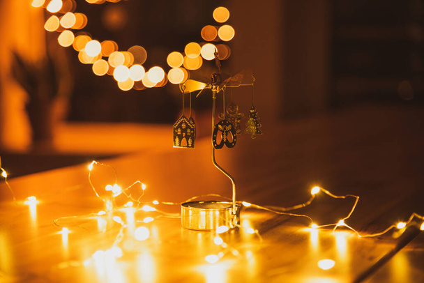 Рождественская свеча и золотые огни  - Фото, изображение