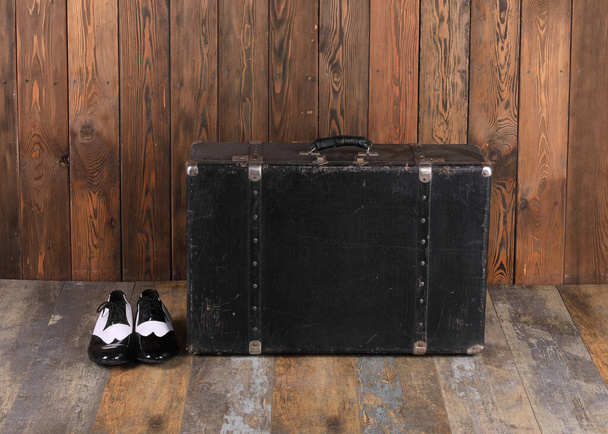 vinobraní černý kufr na dřevěném pozadí - Fotografie, Obrázek