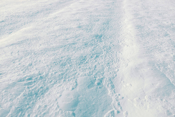 Зимний снежный фон с сугробами, с красивым светом и снежинками на голубом небе, красивые круги боке, формат баннера, копировальное пространство. Высокое качество фото - Фото, изображение