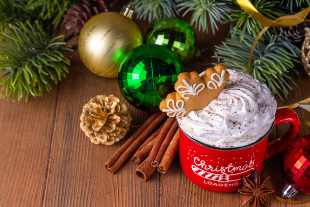 Ледяной латте со льдом, вкусный новогодний новогодний напиток с горячим шоколадом или кофе со взбитыми сливками и пряничным сиропом, со взбитыми сливками и пряничными пряностями  - Фото, изображение