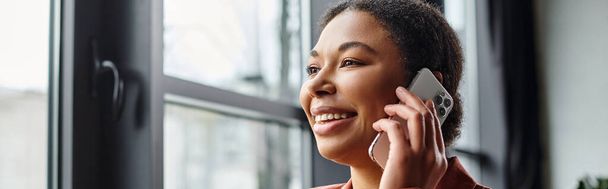 onnellinen afrikkalainen amerikkalainen ravitsemusterapeutti antaa kuulemisen älypuhelimen kautta kirkkaassa toimistossa, banneri - Valokuva, kuva