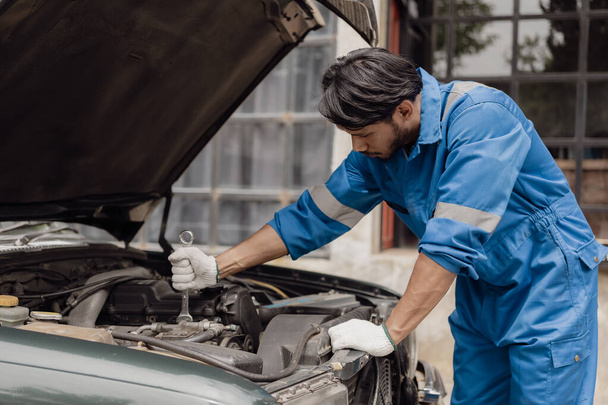 Autómotor szolgáltatás koncepciója Autószerelő ellenőrzi motor autó javítási ellenőrzés szolgáltatás és karbantartás Ellenőrizze az olaj a motor. - Fotó, kép