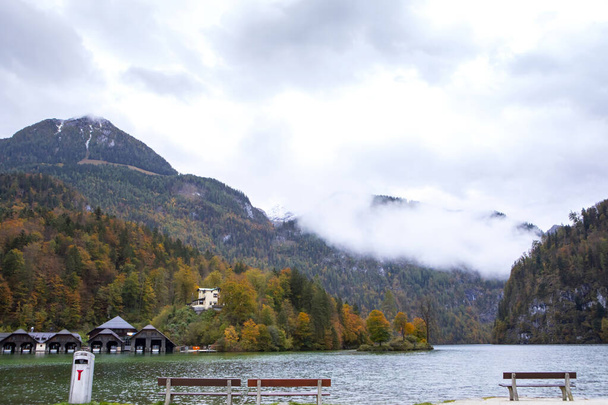 Czyste jezioro i piękne budynki pięknego jeziora królewskiego w Niemczech - Zdjęcie, obraz