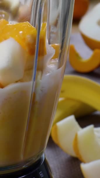 Dokonywanie zdrowego surowego wegańskie melon banan Smoothie, koktajl. Zdrowe organiczne jedzenie. Blisko, pionowe nagranie - Materiał filmowy, wideo