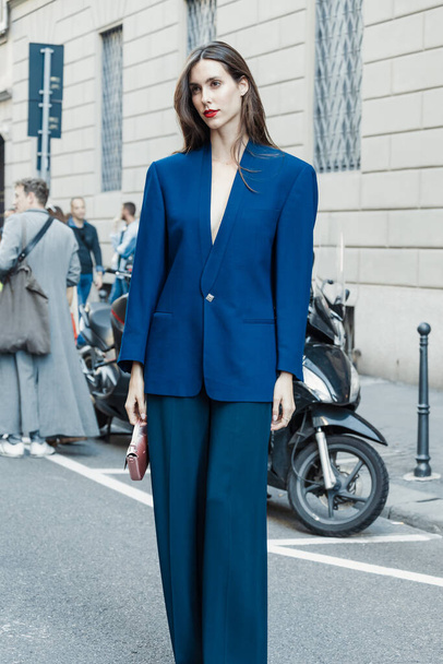 Um convidado vestindo um blazer azul e calças fora Giorgio Armani show durante Milan Fashion Week Womenswear Primavera / Verão 2024. - Foto, Imagem