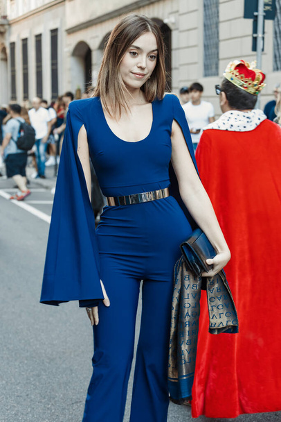 Ein Gast vor der Show von Giorgio Armani während der Mailänder Modewoche Womenswear Frühjahr / Sommer 2024. - Foto, Bild
