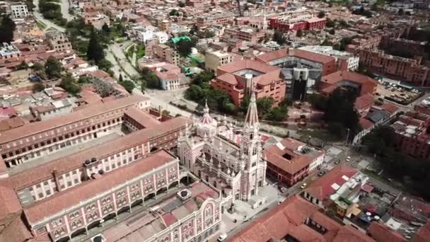 Tiro aéreo de dron del Santuario Nuestra Señora del Carmen en La Candelaria cerca del centro de Bogotá en Colombia, América Latina. Imágenes de alta calidad 4k. - Imágenes, Vídeo
