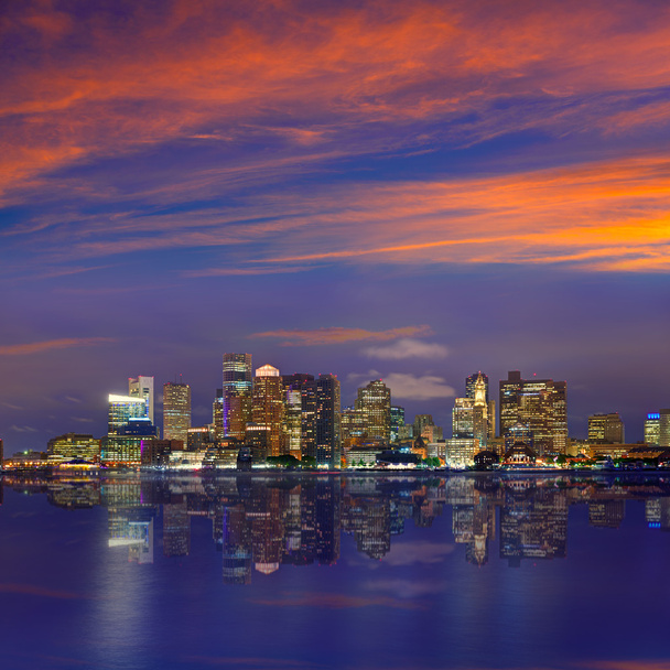 Boston Skyline bei Sonnenuntergang und Fluss in massachusetts  - Foto, Bild