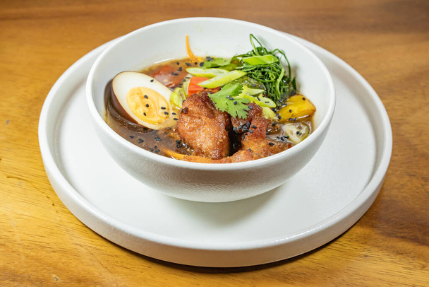 ラーメンスタイルのスープと卵,野菜,チカロン - 写真・画像