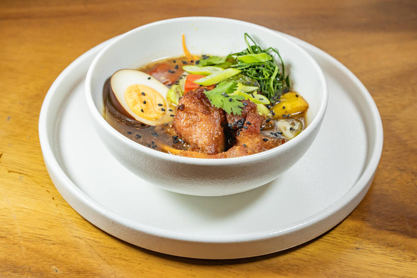 ラーメンスタイルのスープと卵,野菜,チカロン - 写真・画像