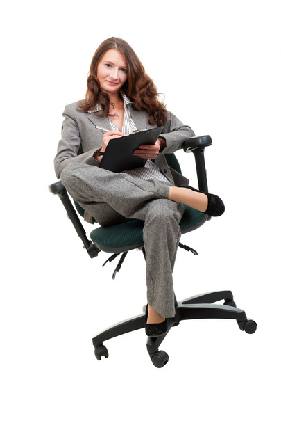 Молодая бизнесвумен сидит на офисном стуле
 - Фото, изображение