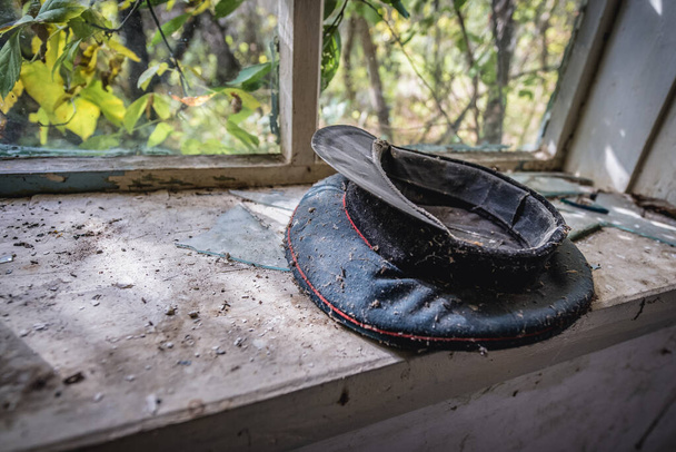Régi kalap elhagyott Stechanka falu Csernobil Kizárási Zóna, Ukrajna - Fotó, kép