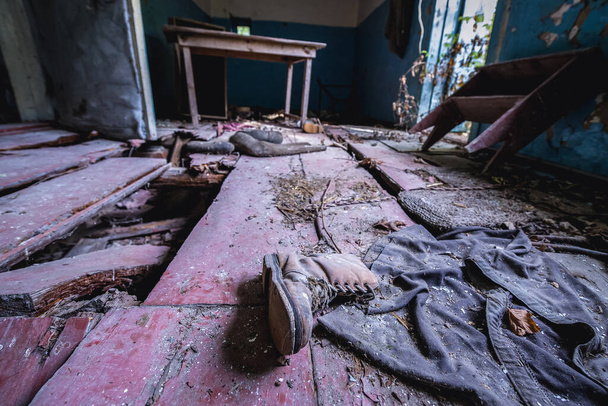 Старая обувь в доме в заброшенном селе Стечанка Чернобыльской зоны отчуждения, Украина - Фото, изображение