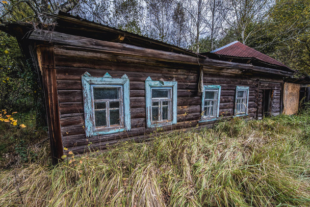 Puinen mökki hylätyssä Stechankan kylässä Tsernobylin poissulkemisalueella, Ukraina - Valokuva, kuva
