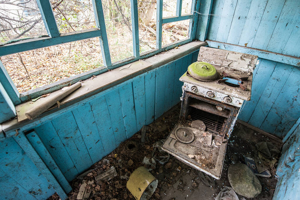 Kaasuliesi vanhassa mökissä hylätyssä Stechankan kylässä Tsernobylin poissulkemisvyöhykkeellä, Ukrainassa - Valokuva, kuva