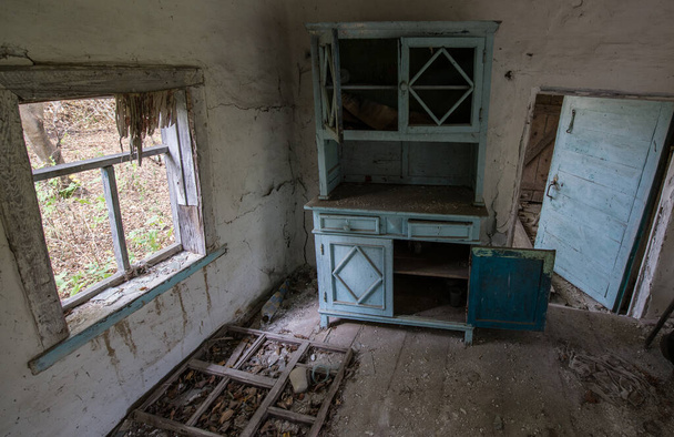 Oude cottage in verlaten Stechanka dorp in Tsjernobyl Exclusion Zone, Oekraïne - Foto, afbeelding