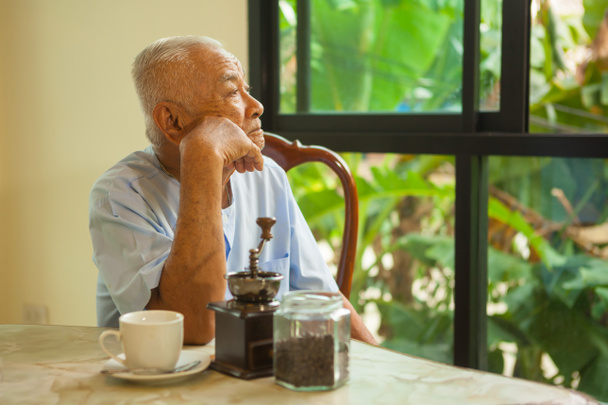 Azjatycki starszy człowiek myśli o czymś - Zdjęcie, obraz