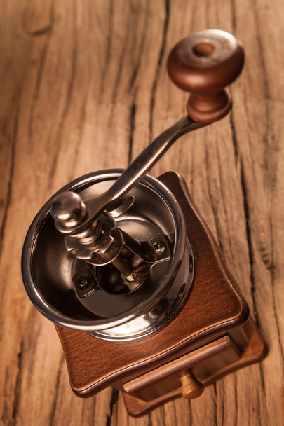 Ročník ruční mlýnek na kávu s kávovými zrny - Fotografie, Obrázek