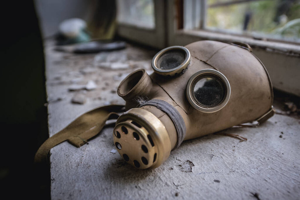 Μάσκα αερίου σε επιδέσμους Radioecology Laboratory σε πρώην ιχθυοτροφείο στο Τσέρνομπιλ Ζώνη Αποκλεισμού, Ουκρανία - Φωτογραφία, εικόνα