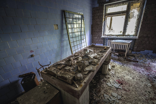 Leichenhalle in der Geisterstadt Pripjat in der Sperrzone von Tschernobyl, Ukraine - Foto, Bild