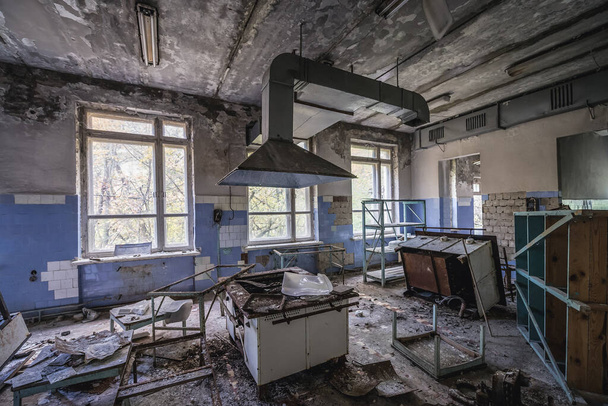 Ukrayna 'nın Çernobil Yasak Bölgesi' ndeki Pripyat hayalet şehrindeki hastane mutfağı. - Fotoğraf, Görsel