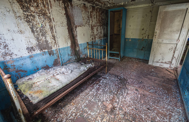Κρεβάτι σε πλωτό εστιατόριο στην πόλη φάντασμα Pripyat στο Τσερνομπίλ Αποκλειστική Ζώνη στην Ουκρανία - Φωτογραφία, εικόνα