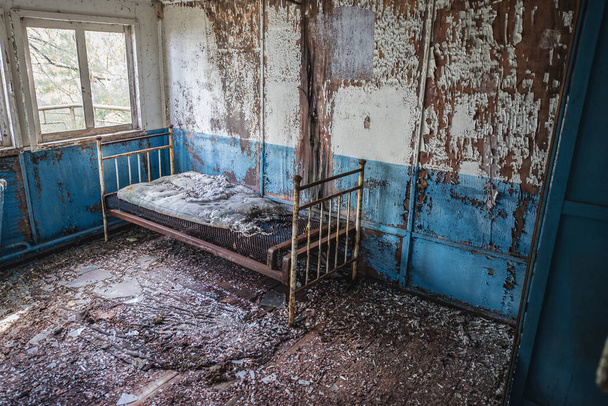 Κρεβάτι σε πλωτό εστιατόριο στην πόλη φάντασμα Pripyat στο Τσερνομπίλ Αποκλειστική Ζώνη στην Ουκρανία - Φωτογραφία, εικόνα