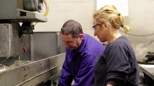 Video des Technikers bei der Reparatur einer schweren Maschine in der Fabrik unter der Aufsicht eines Ingenieurs - Filmmaterial, Video