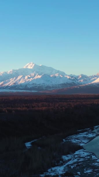 Rio Chulitna, Glaciar Ruth e Monte Denali ao pôr-do-sol. Alaska, EUA. Vista aérea. Drone voa para os lados e para cima. Tiro Médio. Vídeo Vertical - Filmagem, Vídeo