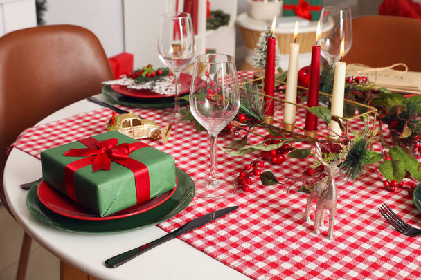 Cadre de table avec décorations de Noël et cadeau dans le salon - Photo, image