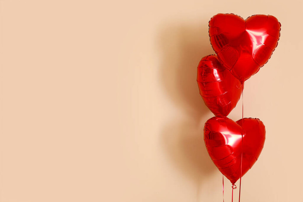 Balões de ar em forma de coração no fundo bege. Celebração do Dia dos Namorados - Foto, Imagem