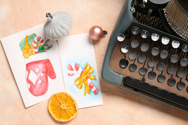 Máquina de escribir vintage con decoración navideña y postales sobre fondo grunge beige - Foto, imagen