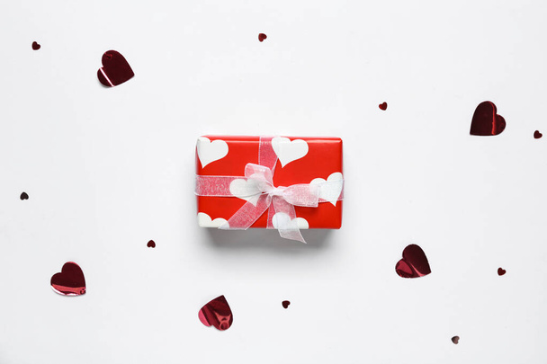 Pudełko z prezentami i konfetti na białym tle. Święto Walentynek - Zdjęcie, obraz