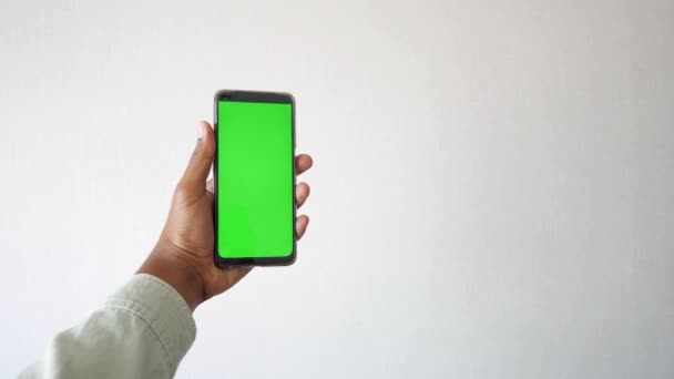 jonge man hand met behulp van smart phone met groen scherm . - Video