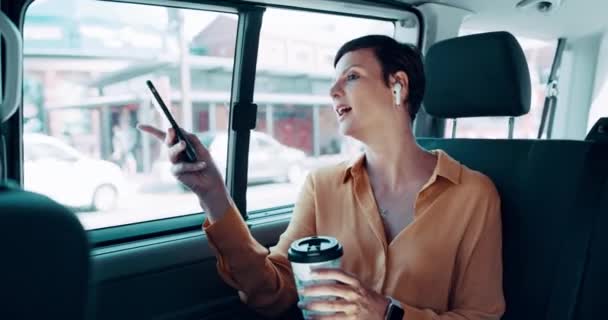 Autó, utazás és a nő egy telefont a taxiban útbaigazítást, navigáció vagy magyarázza meg a helyét útvonal. Közlekedési szolgáltatás, ügyfél- és okostelefon-alkalmazás forgalmi értesítéshez vagy tanácsadási szolgáltatás gépjárművezetőnek. - Felvétel, videó