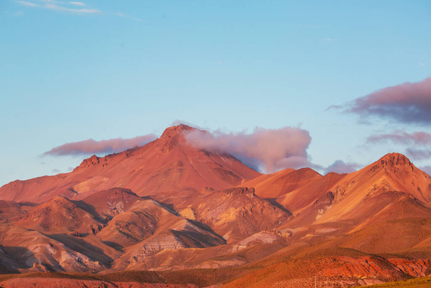 Ongebruikelijke bergen landschappen in Bolivia altiplano reizen avontuur Zuid-Amerika - Foto, afbeelding