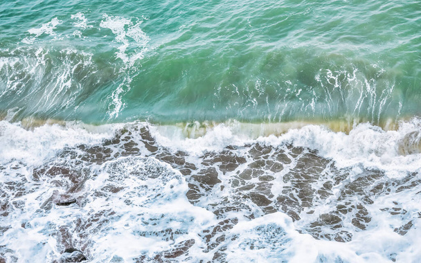 Fala rozpryskuje się z bliska. Krystalicznie czysta woda morska, w oceanie w zatoce San Francisco, niebieska woda pastelowe kolory. - Zdjęcie, obraz
