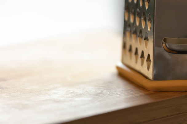 Close-up rasp op houten plank - Foto, afbeelding