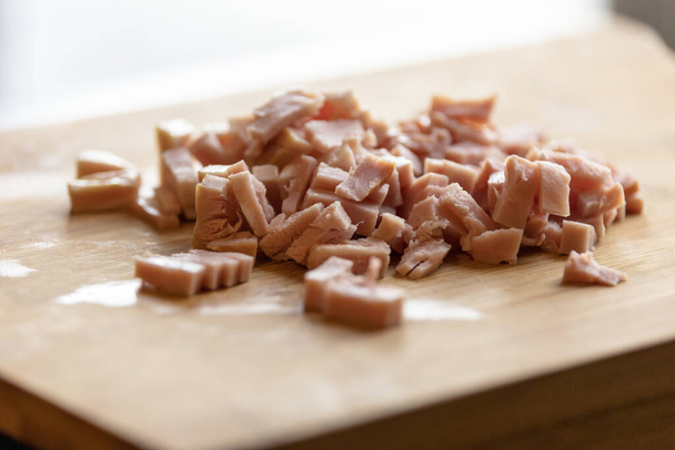 Cut Bacon na drewnianej planszy Close-Up - Zdjęcie, obraz