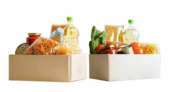Продукти харчування в коробці пожертвувань ізольовані на білому тлі для волонтерів, щоб допомогти людям
. - Фото, зображення