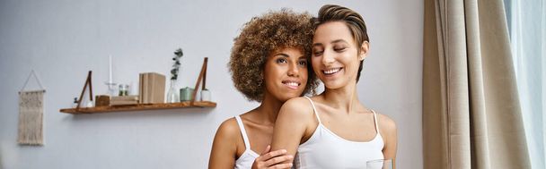 笑顔のアフリカ系アメリカ人女性 パジャマ ベッドルームでガールフレンドを抱擁, 水平バナー - 写真・画像